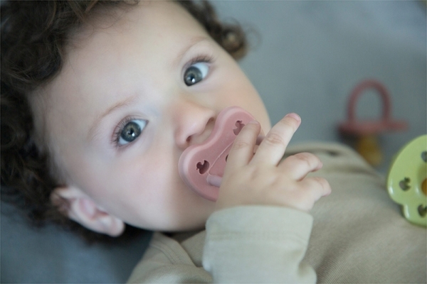 HEVEA Schnuller Baby Blush Naturkautschuk - Ente, kiefergerecht (ab 3 Monaten)